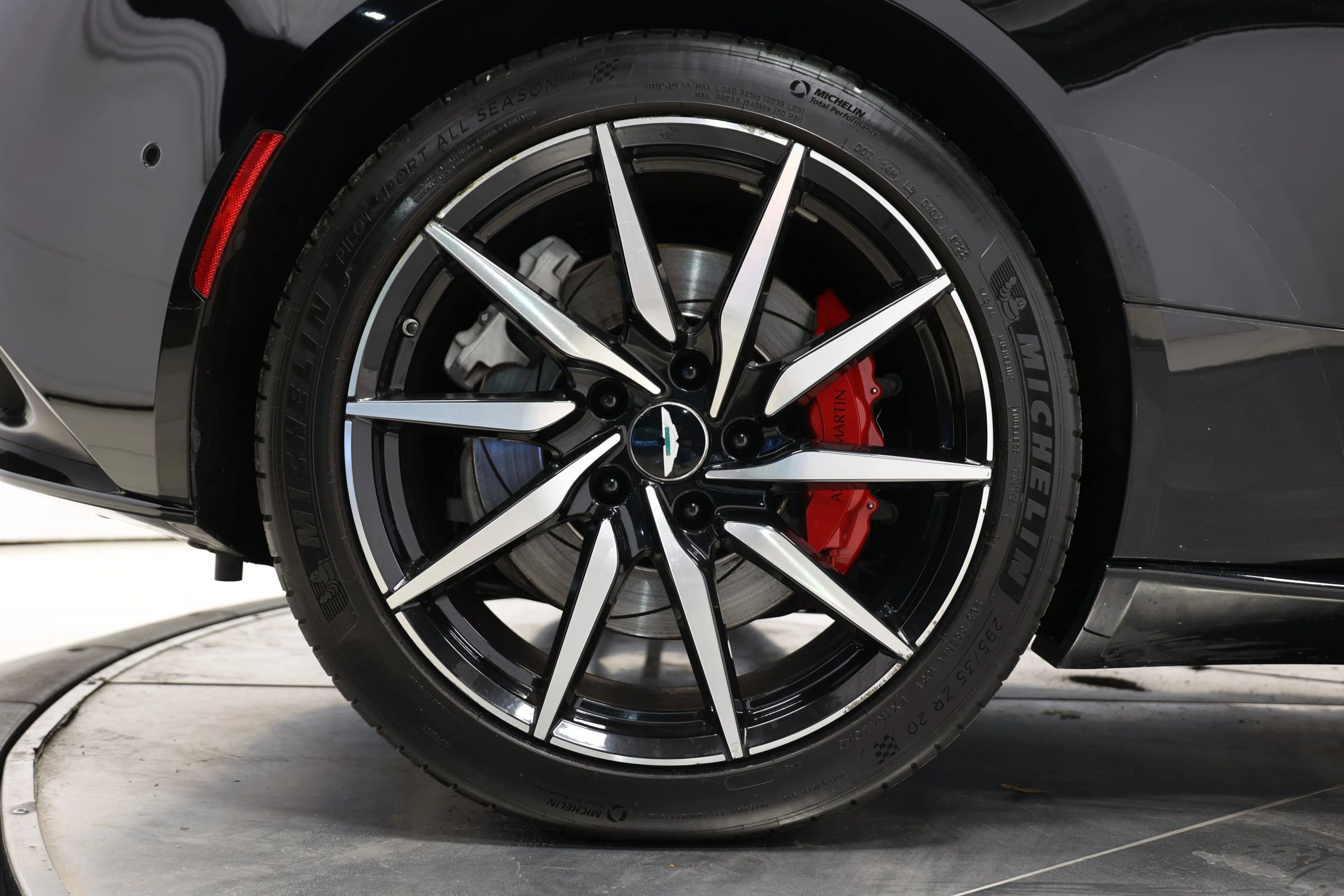 Used 2018 Aston Martin DB11 V12 image 88