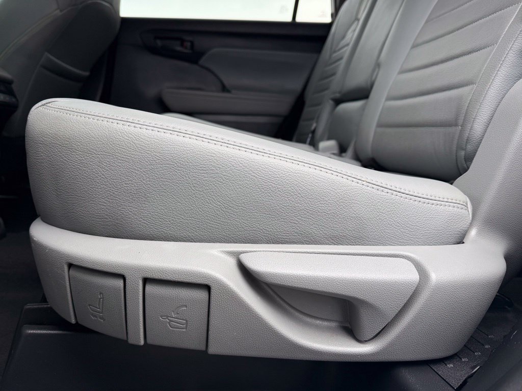 Used 2021 Toyota Highlander L FWD image 39