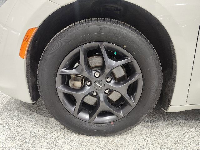 Used 2020 Chrysler Pacifica Touring-L Plus FWD image 8
