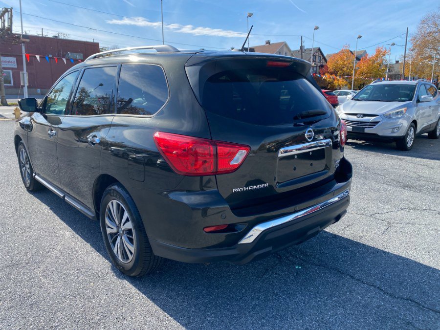 Used 2017 Nissan Pathfinder SV image 3