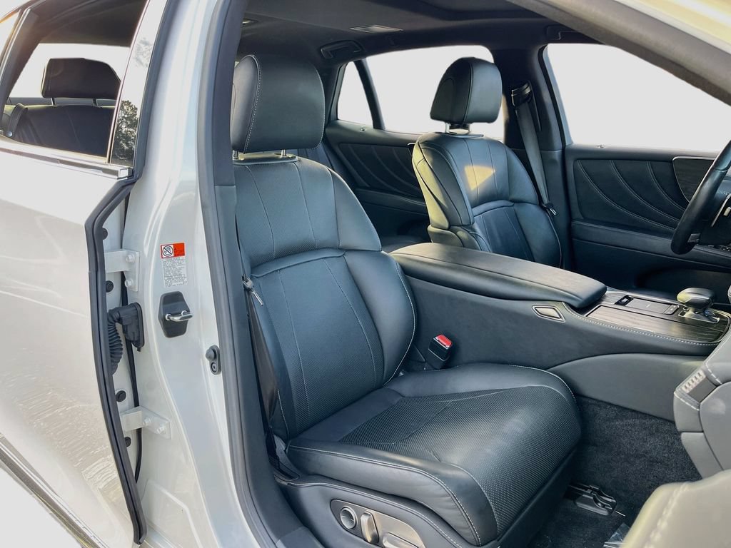 Used 2022 Lexus LS 500 w/ Accessory Package (Z2) RWD image 29