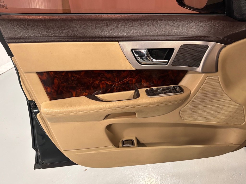 Used 2011 Jaguar XF image 16