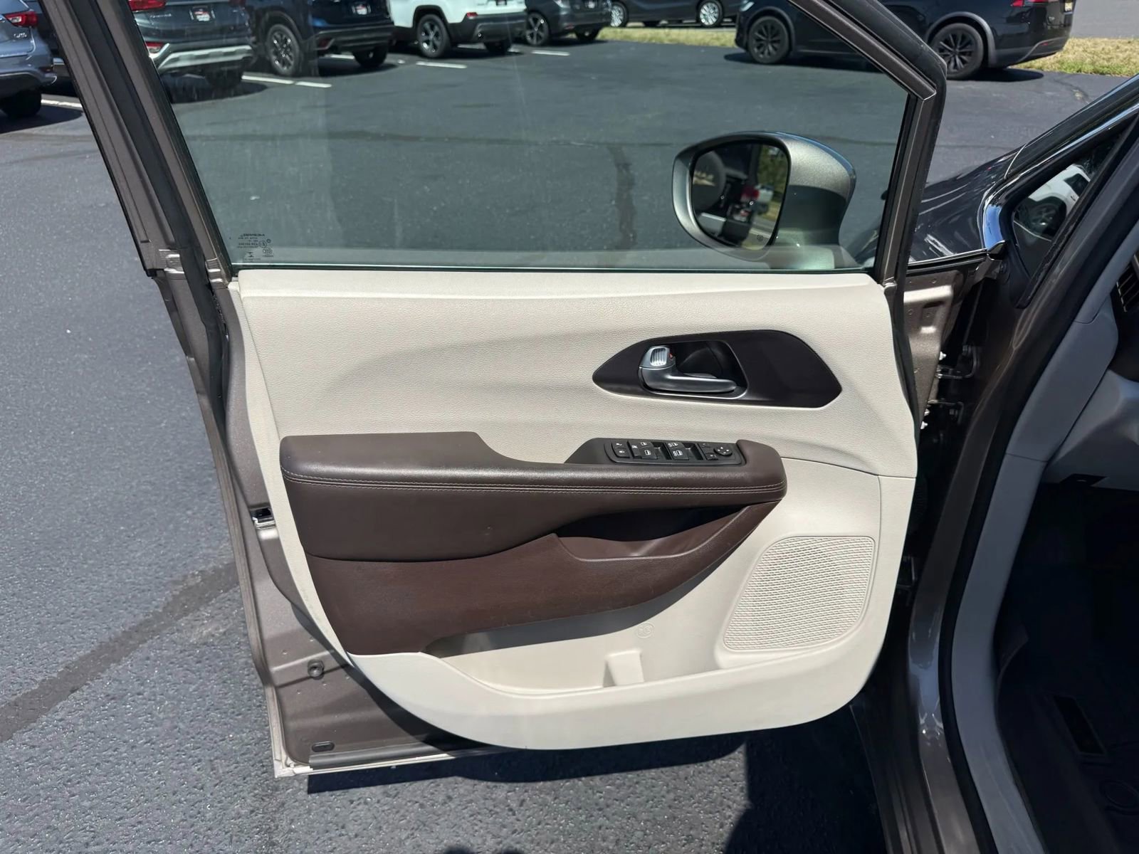 Used 2017 Chrysler Pacifica Touring-L image 11