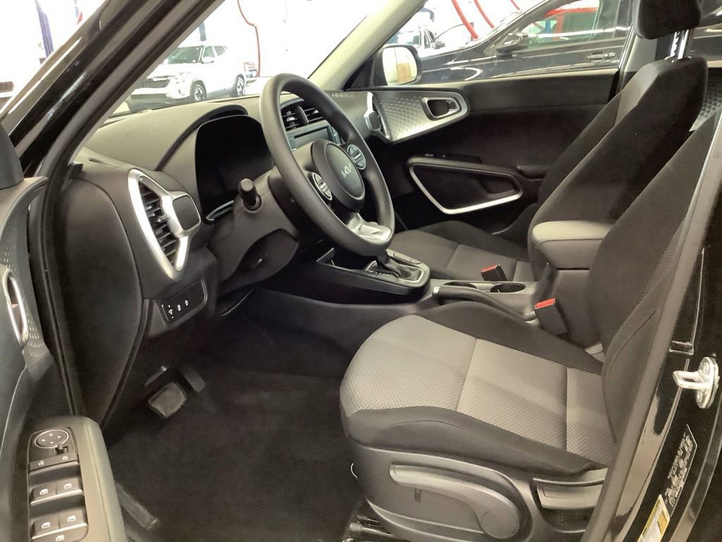 Certified 2025 Kia Soul LX w/ LX Technology Package FWD image 13