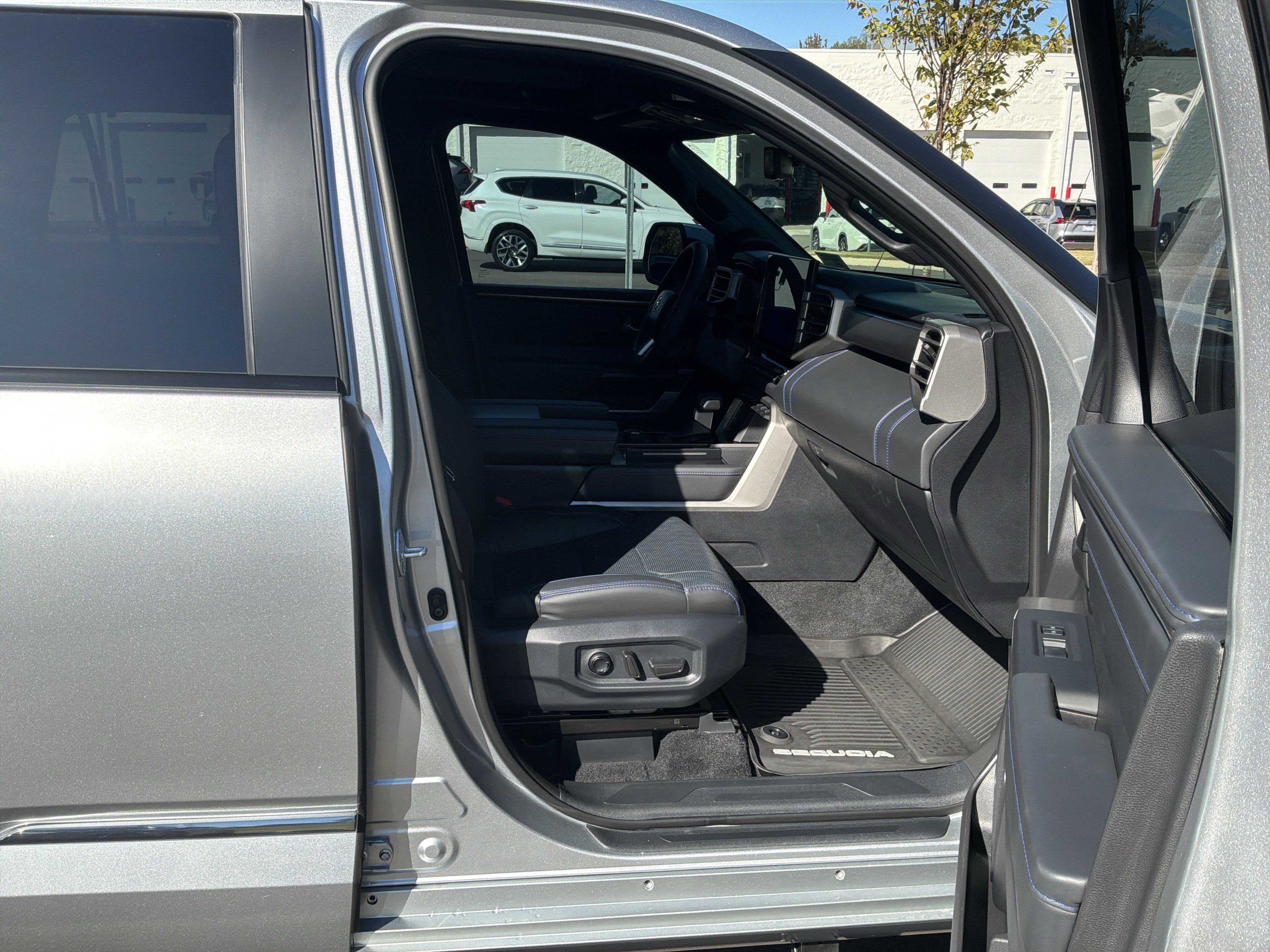 Used 2026 Toyota Sequoia Platinum AWD/4WD image 34