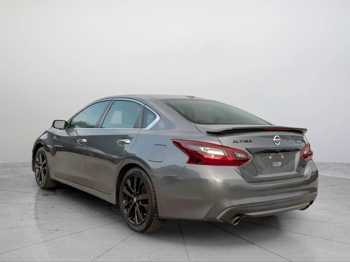 Used 2018 Nissan Altima 2.5 SR w/ SR Midnight Edition image 4