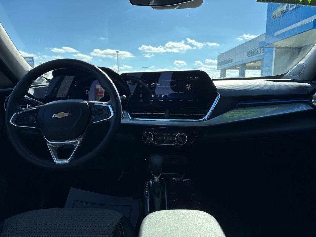 Used 2025 Chevrolet Trax LT w/ LT Convenience Package image 15