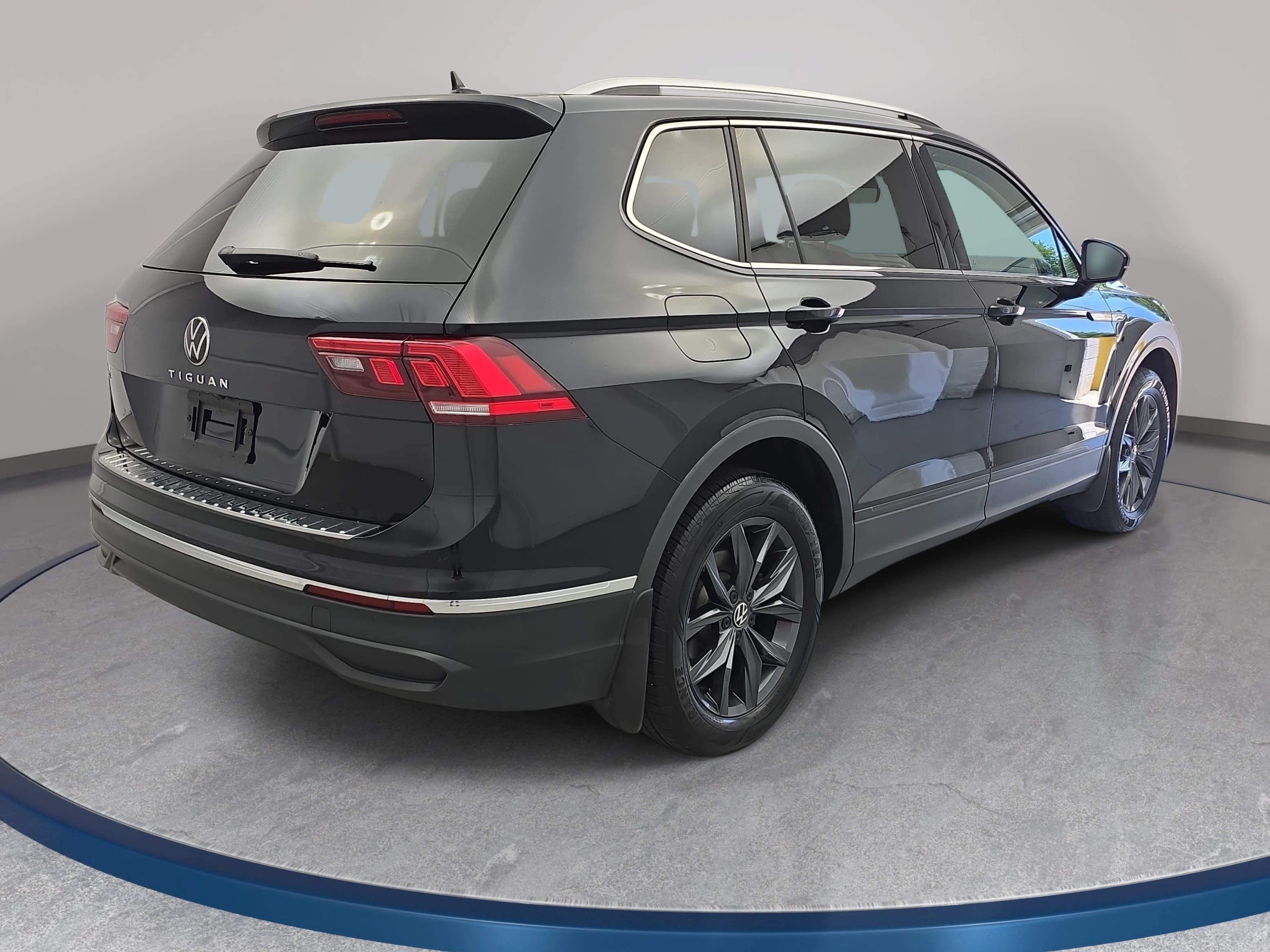 Used 2023 Volkswagen Tiguan SE w/ Panoramic Sunroof Package FWD image 5
