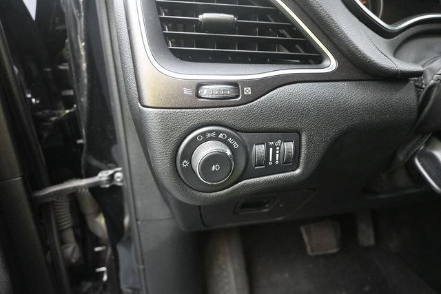 Used 2022 Jeep Cherokee Trailhawk AWD/4WD image 25