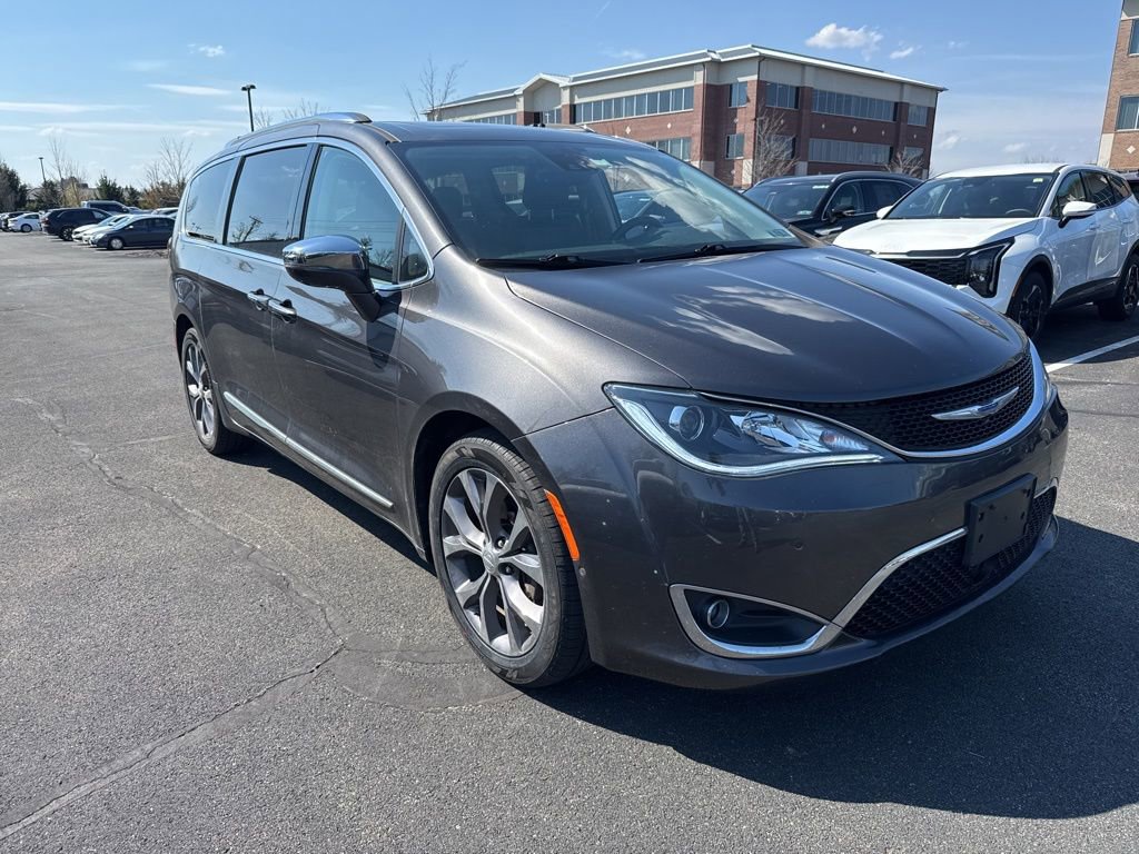 Used 2018 Chrysler Pacifica Limited w/ Tire & Wheel Group image 1