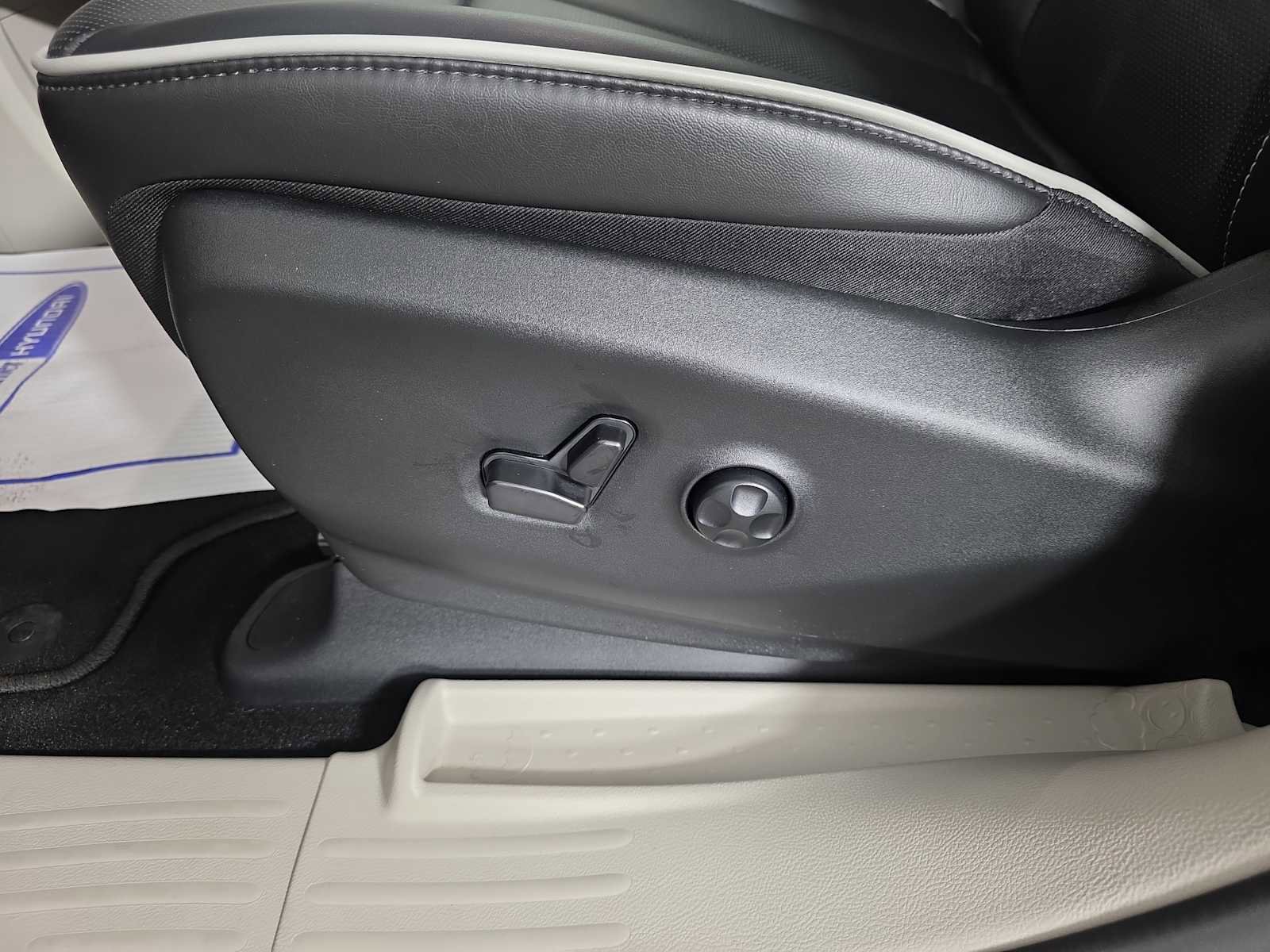 Used 2024 Chrysler Pacifica Limited image 23