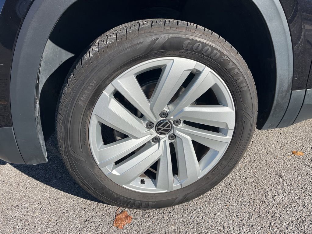 Used 2020 Volkswagen Atlas Cross Sport SE w/ Towing Package image 7