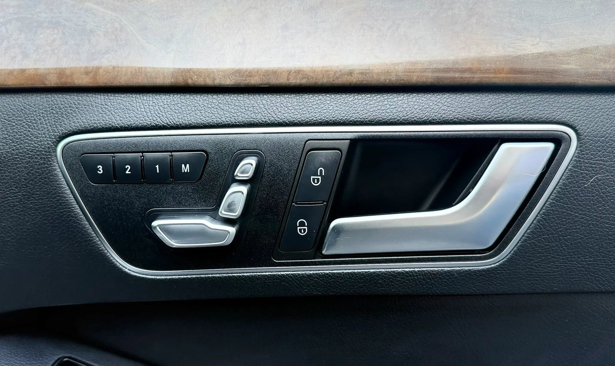 Used 2014 Mercedes-Benz E 350 4MATIC Sedan image 38