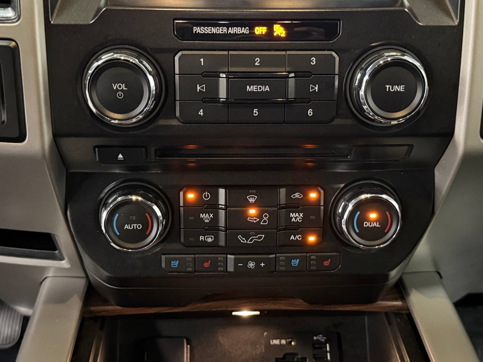 Used 2015 Ford F150 Lariat RWD image 34