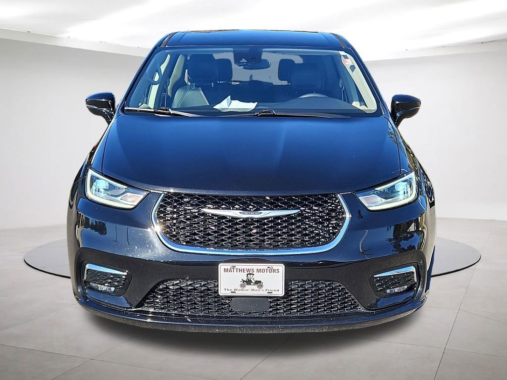 Used 2024 Chrysler Pacifica Touring-L image 2