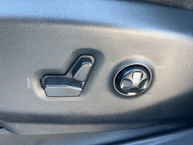 Used 2025 Chrysler Pacifica Select image 28