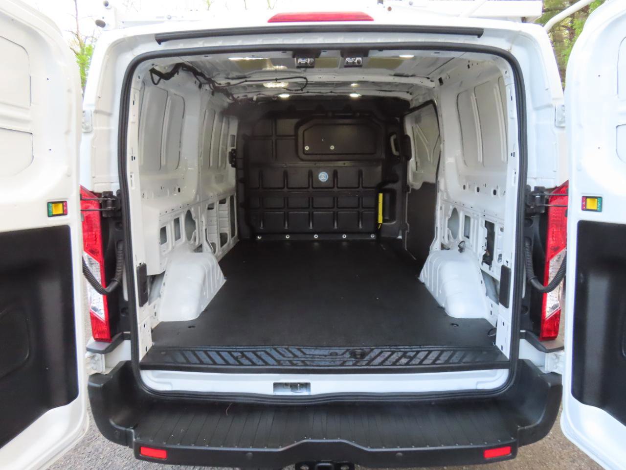 Used 2018 Ford Transit 250 130 Low Roof RWD image 9