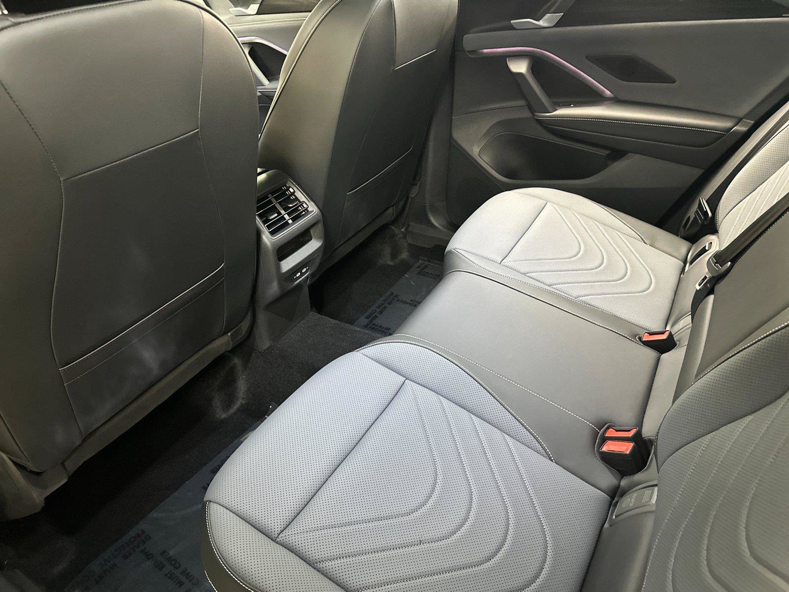 Used 2025 Volkswagen Tiguan SE w/ Panoramic Sunroof Package FWD image 11