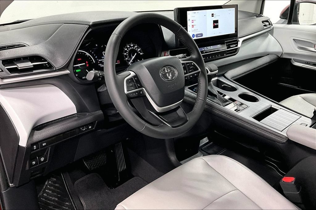 Used 2026 Toyota Sienna XLE FWD image 16