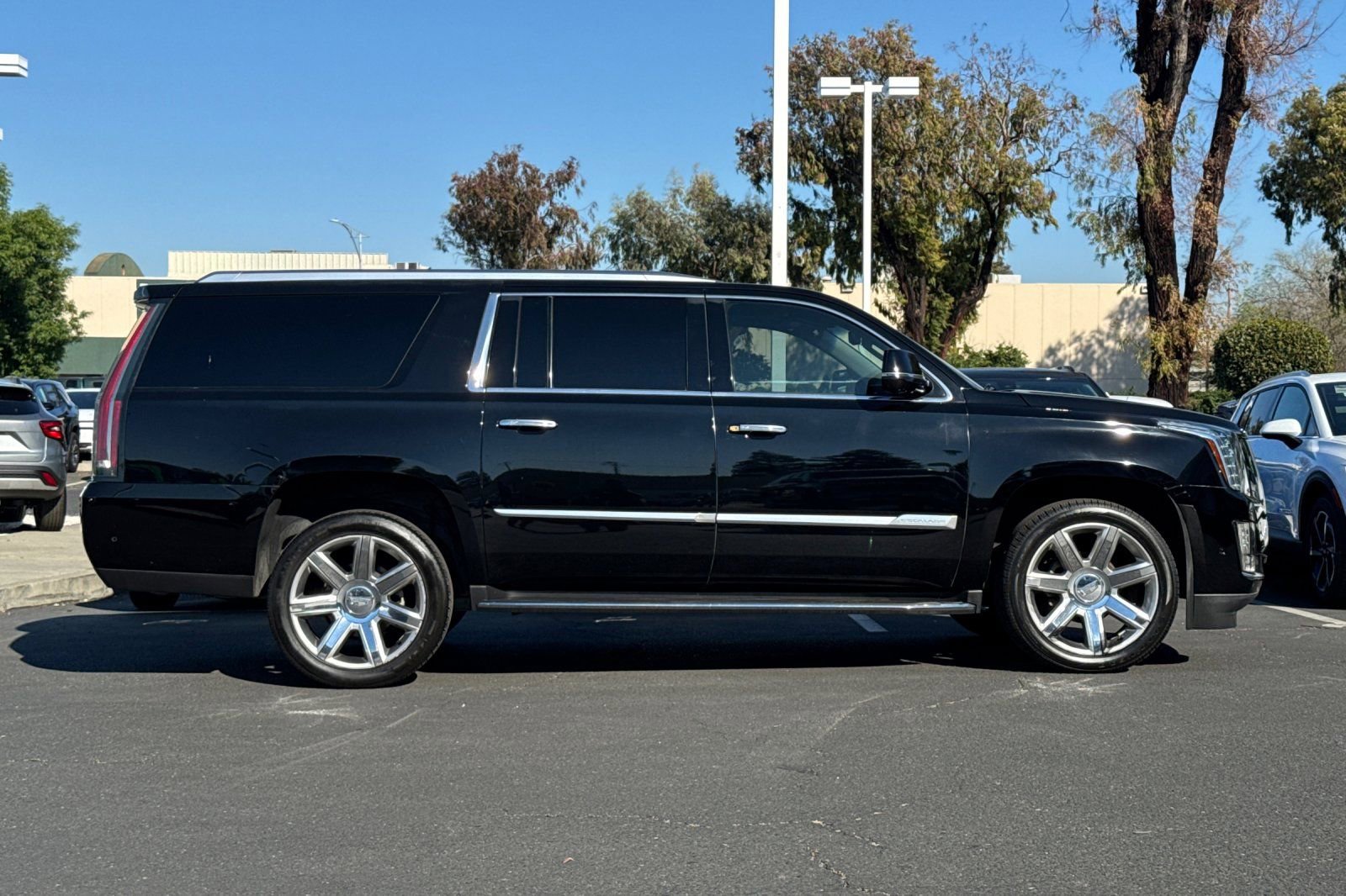 Used 2018 Cadillac Escalade ESV Premium Luxury image 4