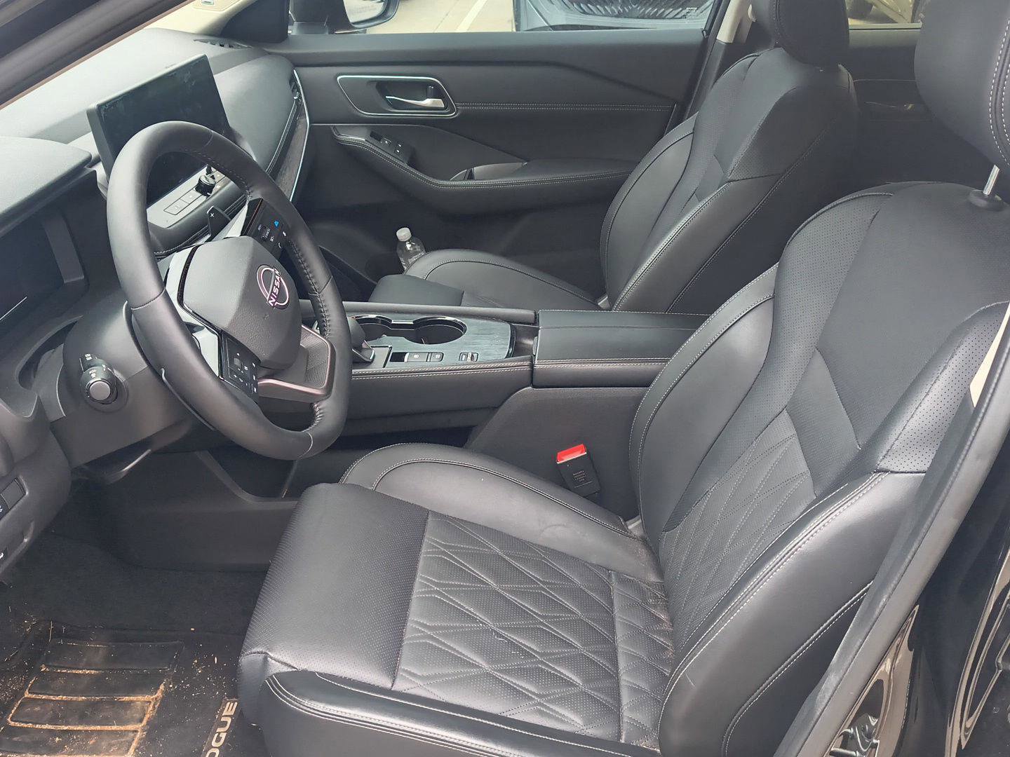 Used 2025 Nissan Rogue Platinum w/ Platinum Premium Package FWD image 11