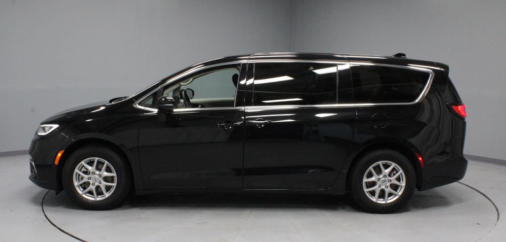 Used 2024 Chrysler Pacifica Touring-L FWD image 7