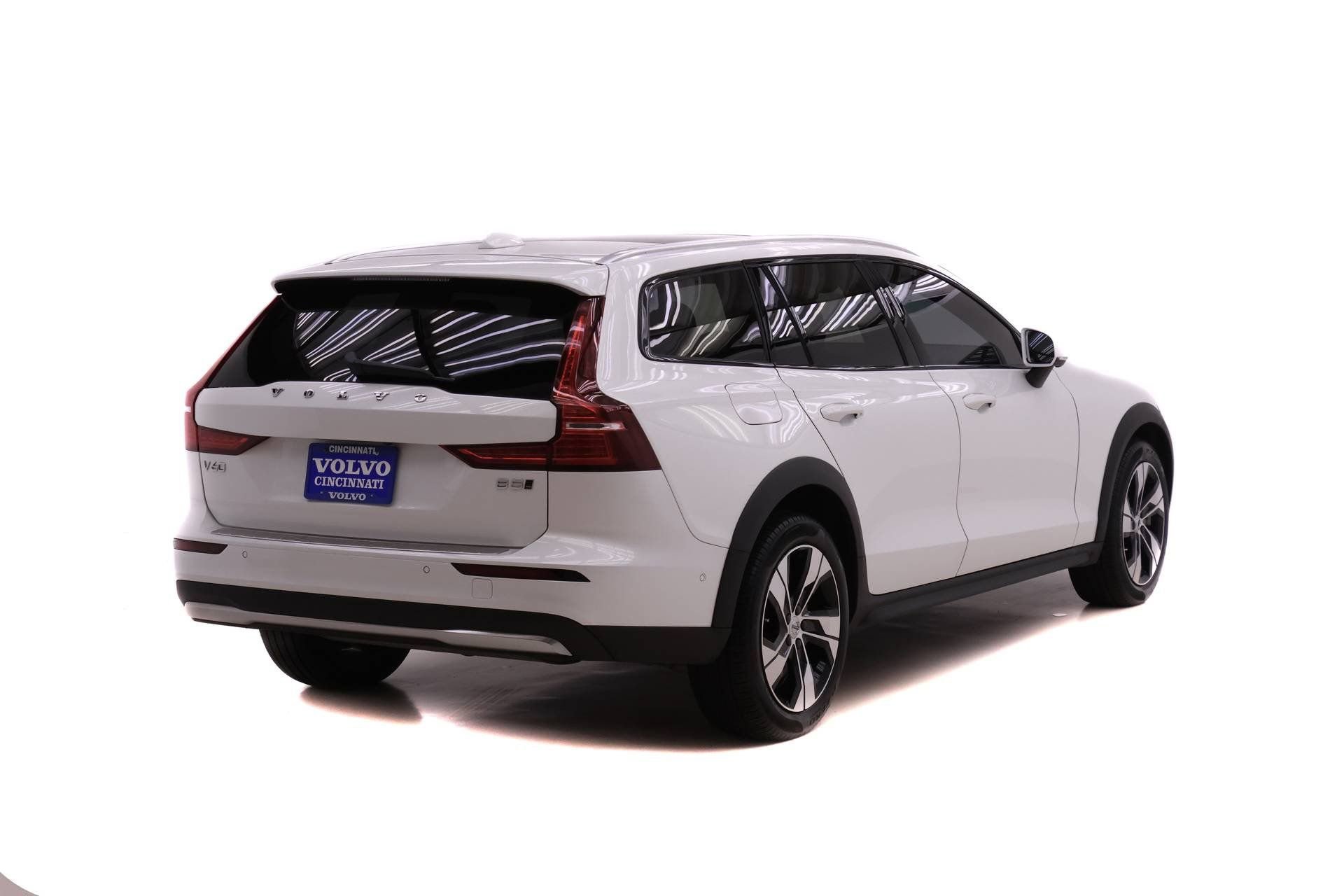 Certified 2023 Volvo V60 B5 Cross Country Plus w/ Climate Package image 4
