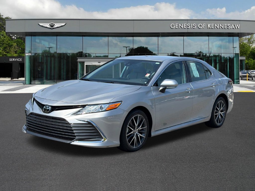 Used 2021 Toyota Camry XLE FWD image 3