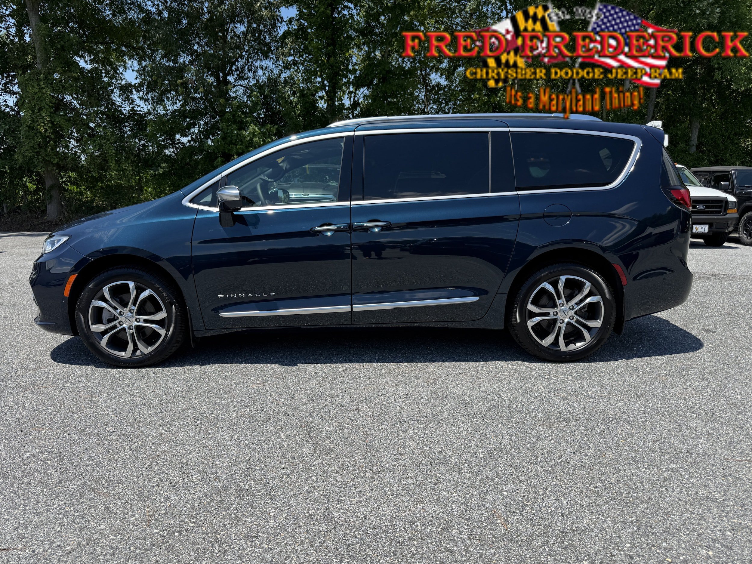 Used 2024 Chrysler Pacifica Pinnacle w/ Trailer Tow Group AWD/4WD image 4