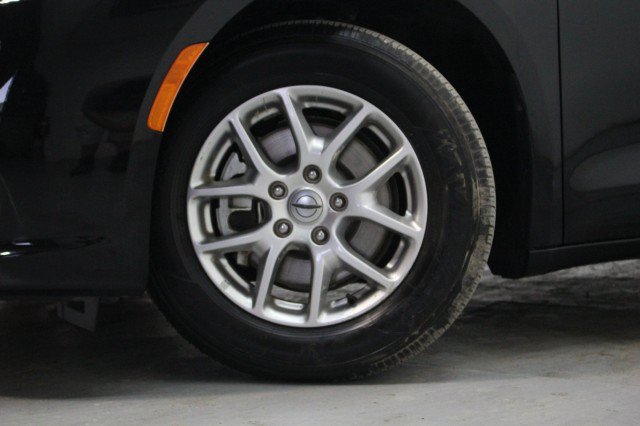 Used 2024 Chrysler Pacifica Touring-L image 3