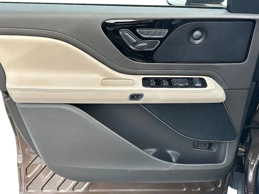 Used 2022 Lincoln Aviator Reserve w/ Equipment Group 201A image 14