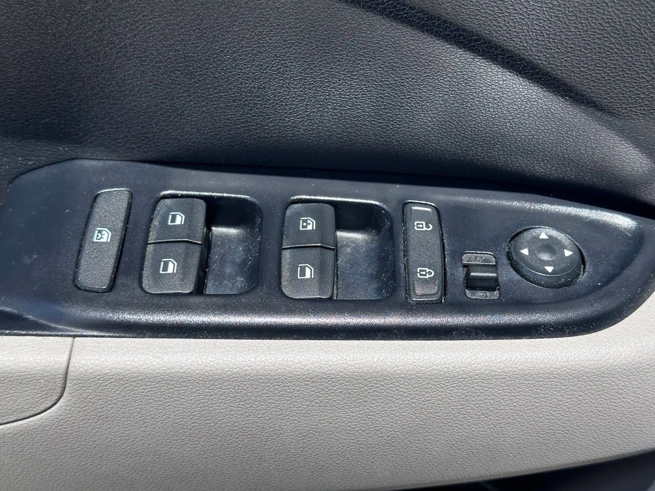 Used 2022 Hyundai Venue SEL FWD image 23
