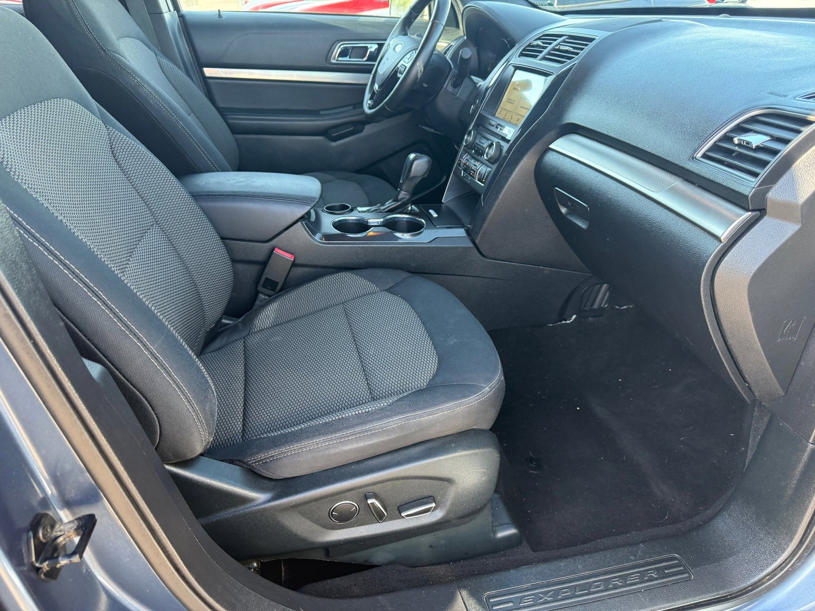 Used 2018 Ford Explorer XLT w/ Equipment Group 201A FWD image 29