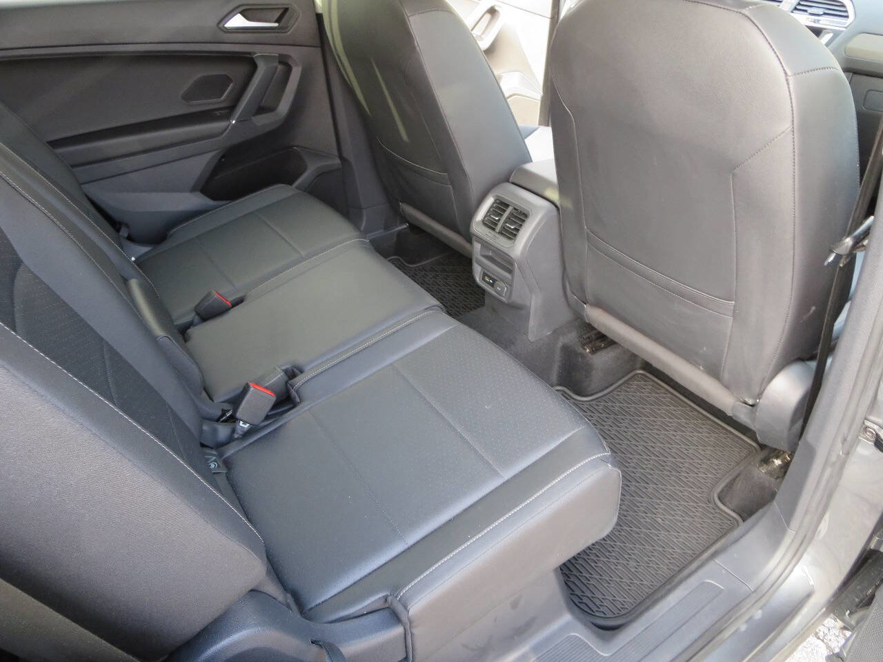 Used 2020 Volkswagen Tiguan SE w/ Panoramic Sunroof Package image 24