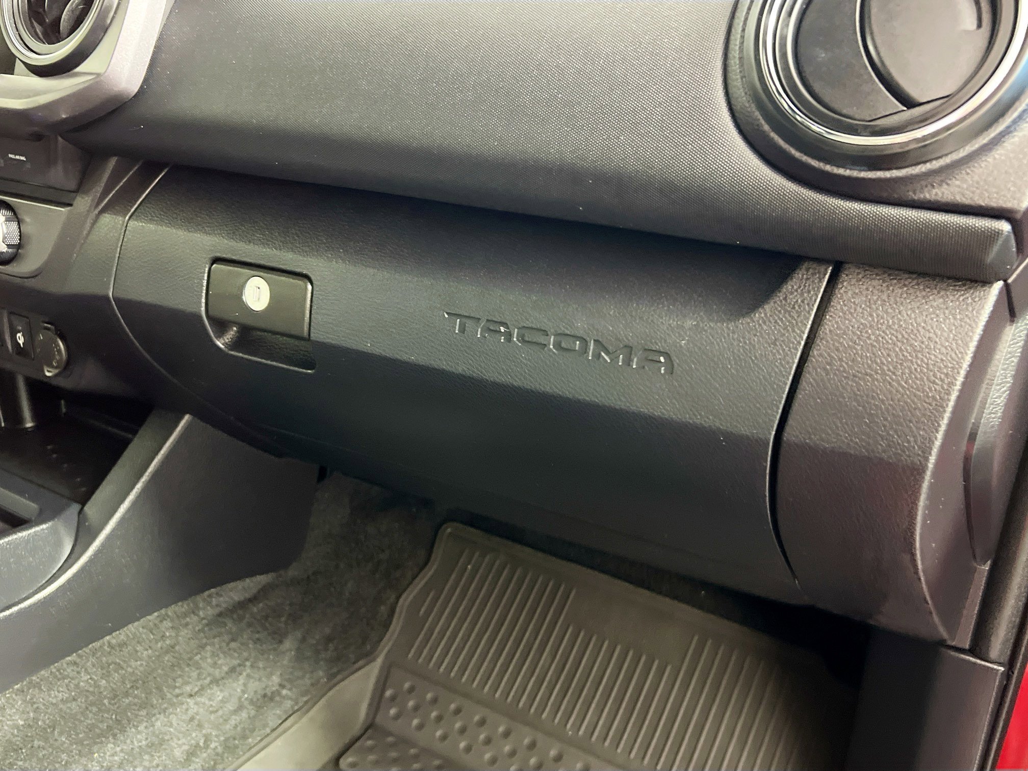 Used 2022 Toyota Tacoma TRD Sport w/ Technology Package image 35