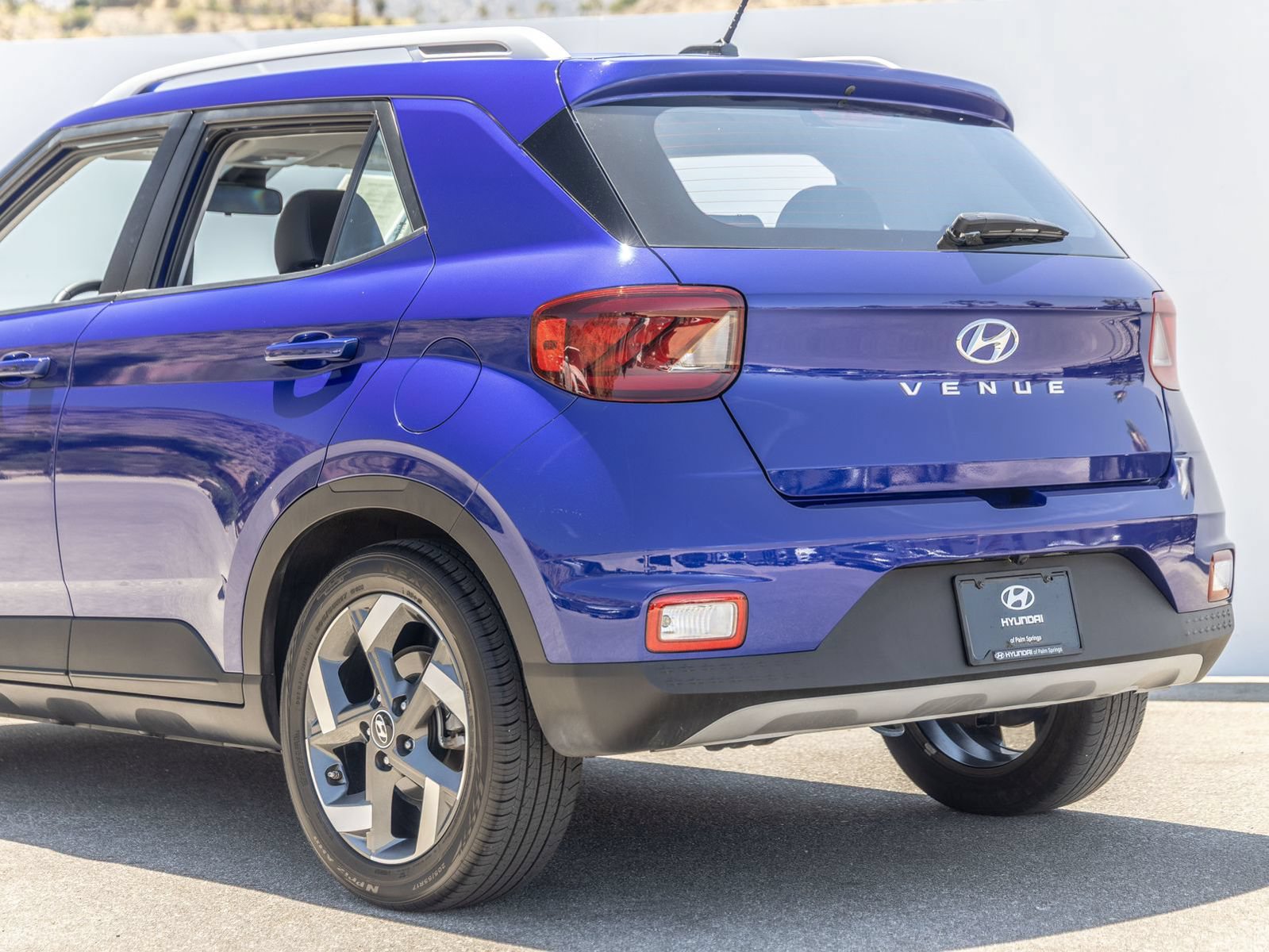 Used 2023 Hyundai Venue Limited FWD image 9