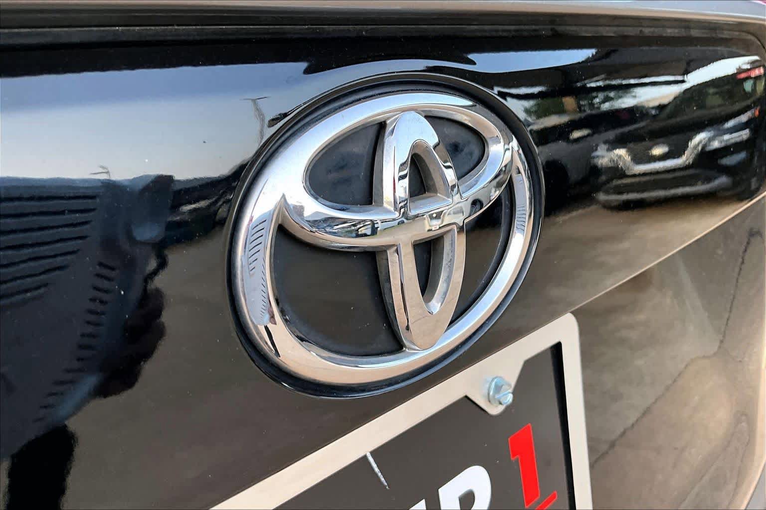 Used 2019 Toyota RAV4 Limited w/ Cold Weather Package FWD image 30