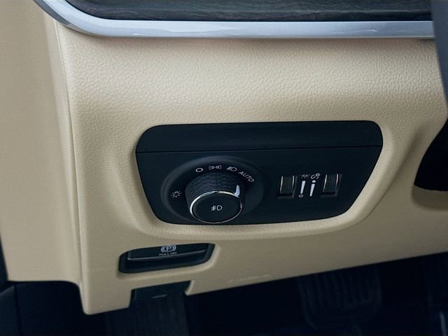 New 2025 Jeep Grand Cherokee L Limited w/ Luxury Tech Group II image 10