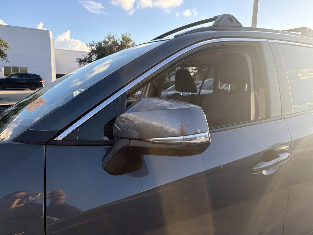 Used 2021 Toyota RAV4 XLE w/ Convenience Package FWD image 3