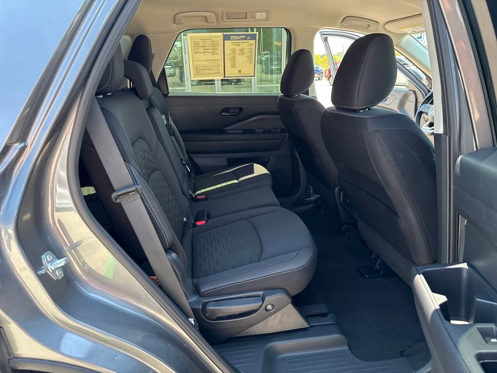 Used 2025 Nissan Pathfinder SV image 32