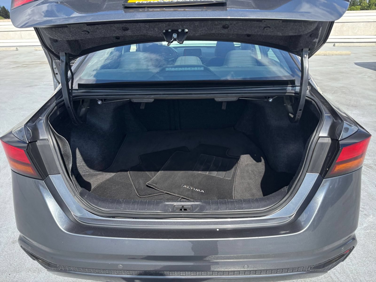 Used 2025 Nissan Altima 2.5 SV FWD image 30