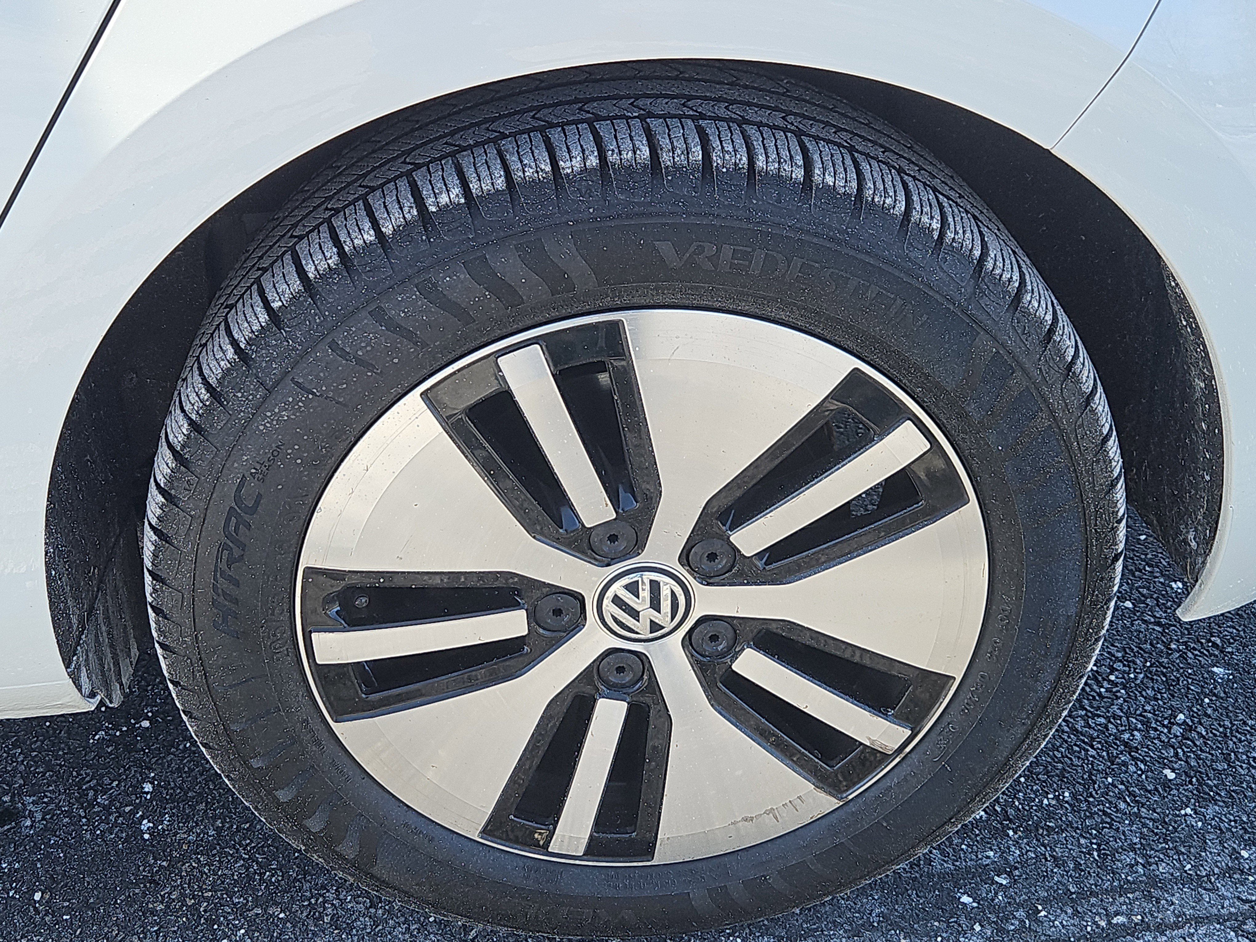 Used 2017 Volkswagen e-Golf SEL Premium image 26