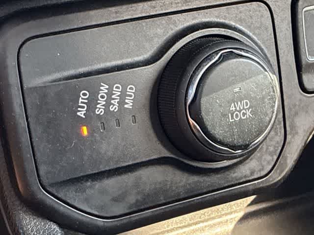 Used 2019 Jeep Renegade Latitude w/ Cold Weather Group AWD/4WD image 38