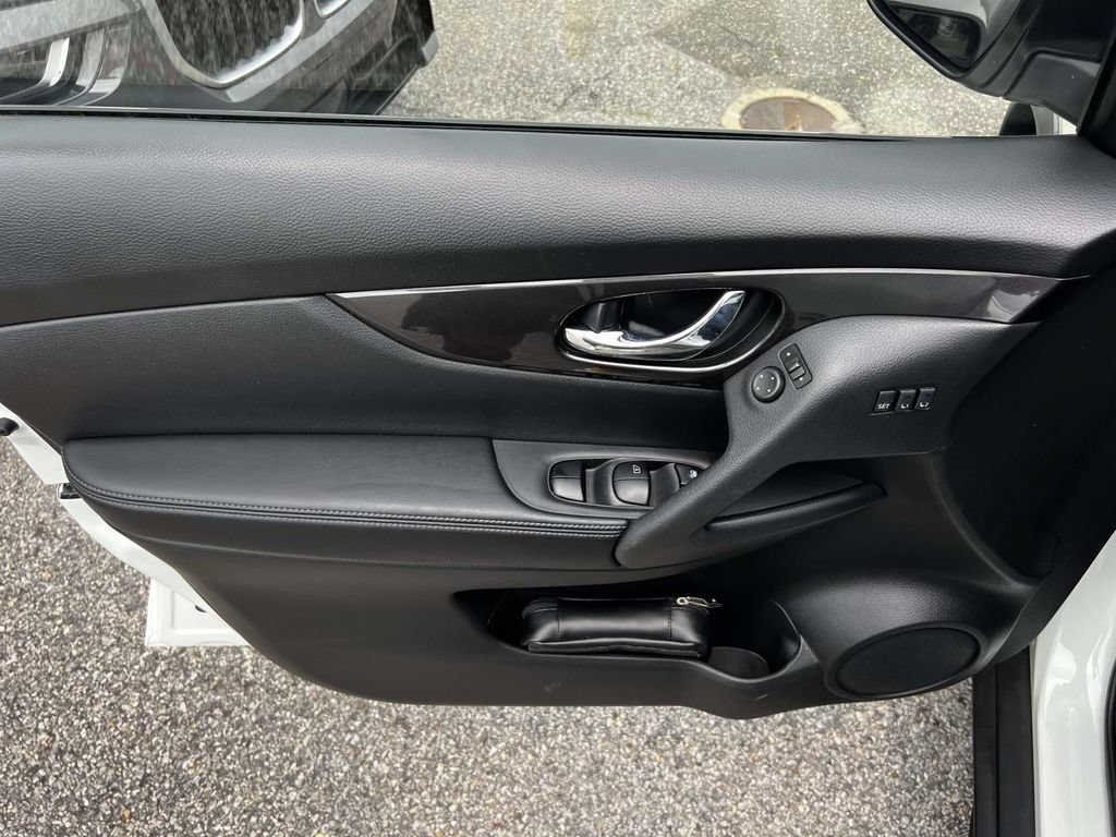 Used 2019 Nissan Rogue SV w/ Sun & Sound Touring Package AWD/4WD image 15
