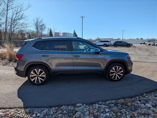 Used 2022 Volkswagen Taos SE w/ Panoramic Sunroof Package image 6