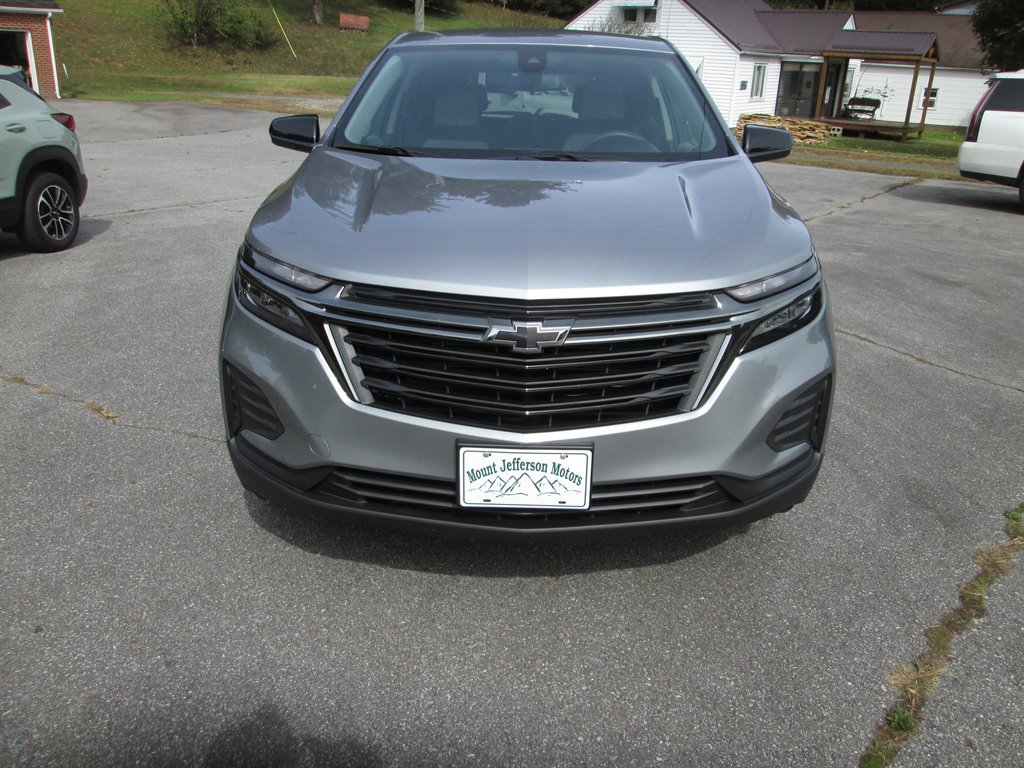 Used 2023 Chevrolet Equinox LS w/ LS Convenience Package AWD/4WD image 2
