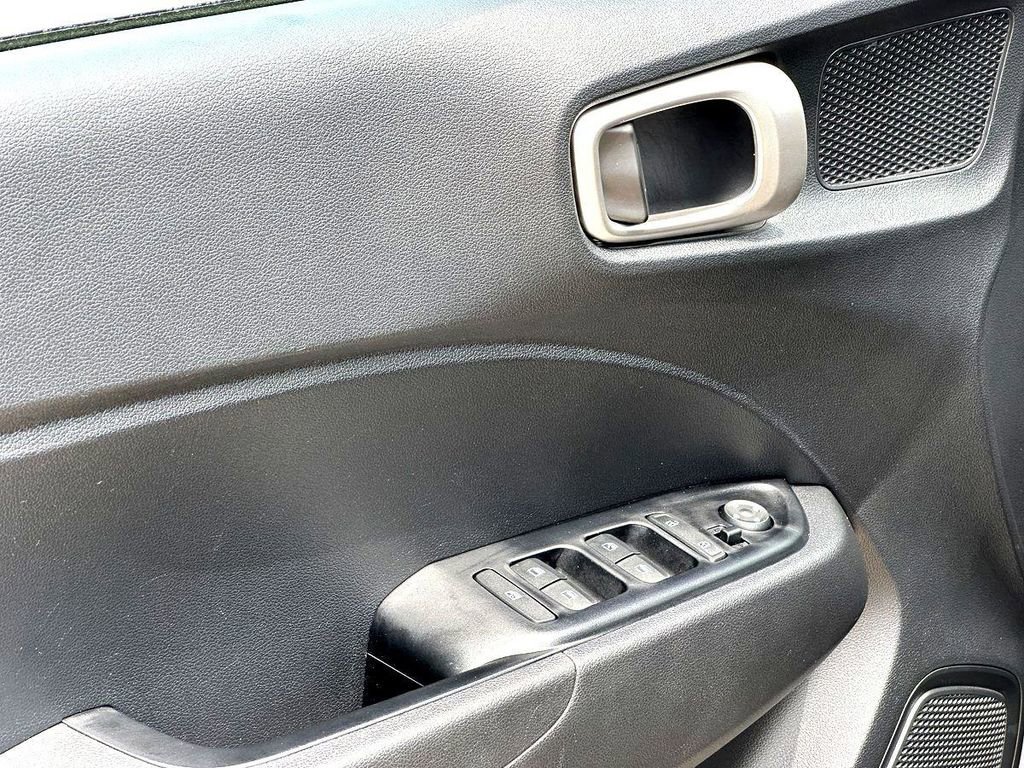 Used 2022 Hyundai Venue SEL FWD image 14