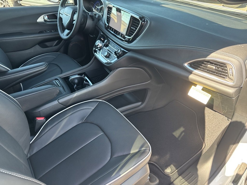 New 2026 Chrysler Pacifica Limited w/ S Appearance Package image 32