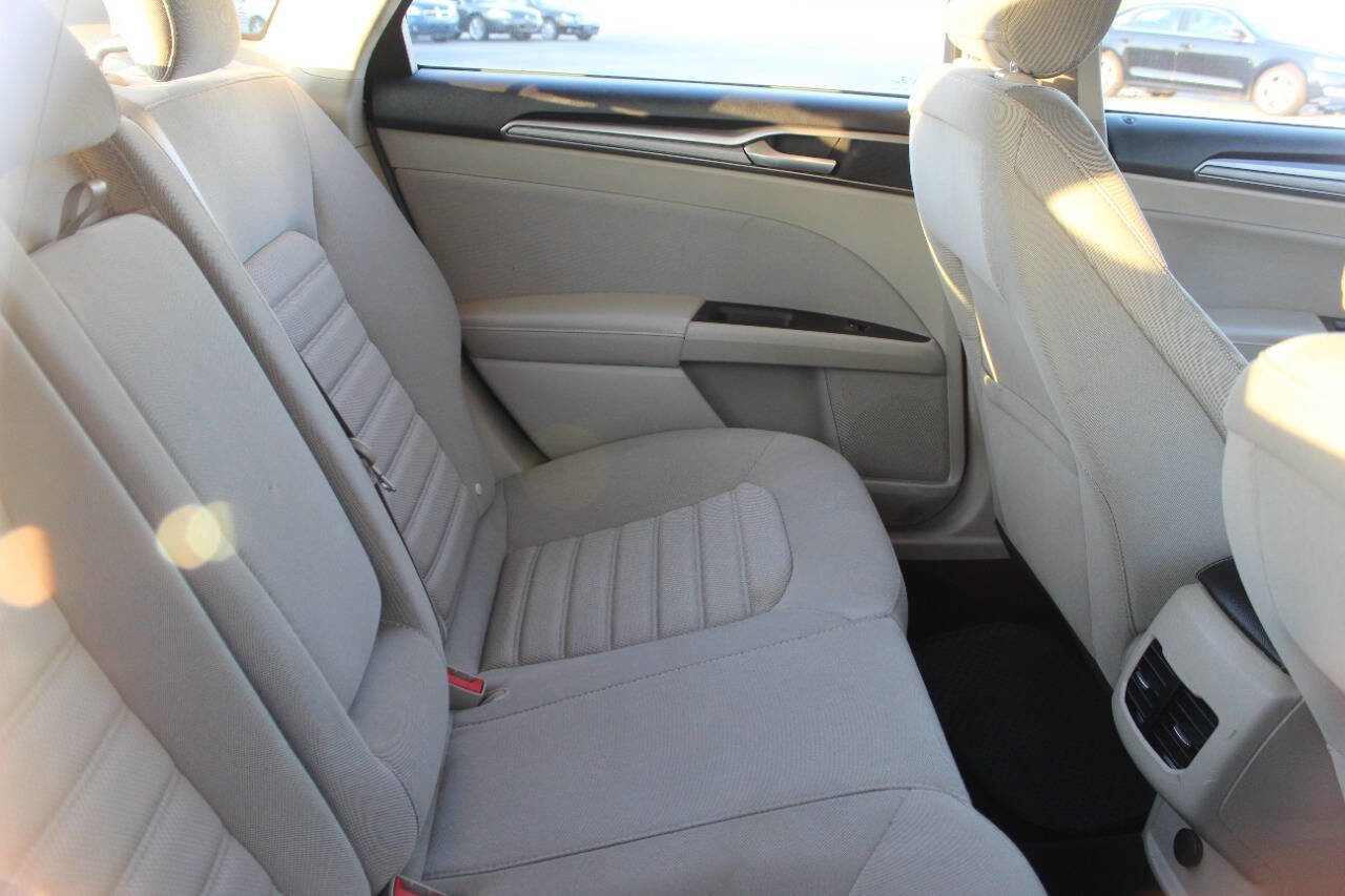Used 2019 Ford Fusion SE image 12