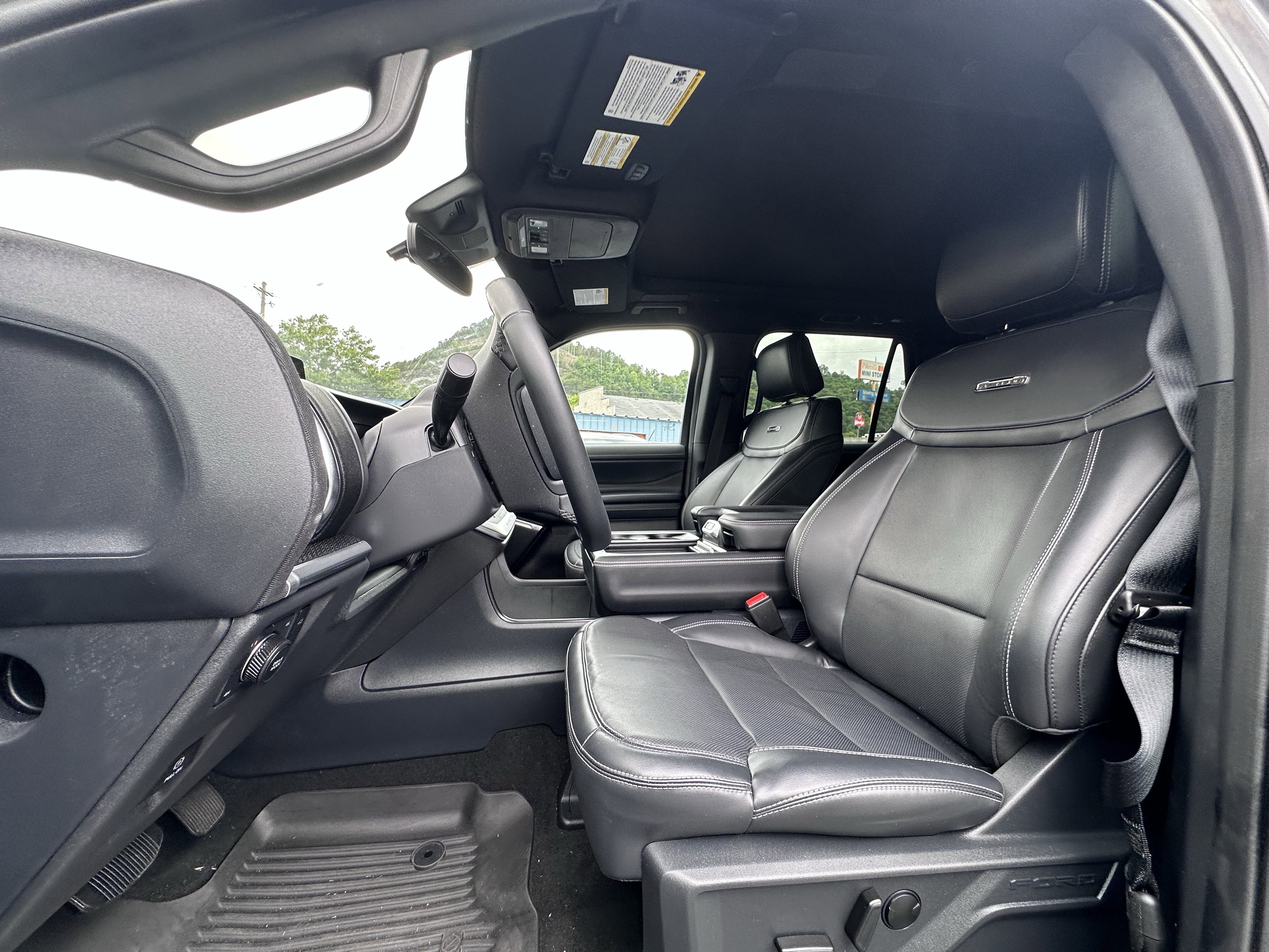 Used 2025 Ford Expedition Platinum w/ Stealth Performance Package AWD/4WD image 8